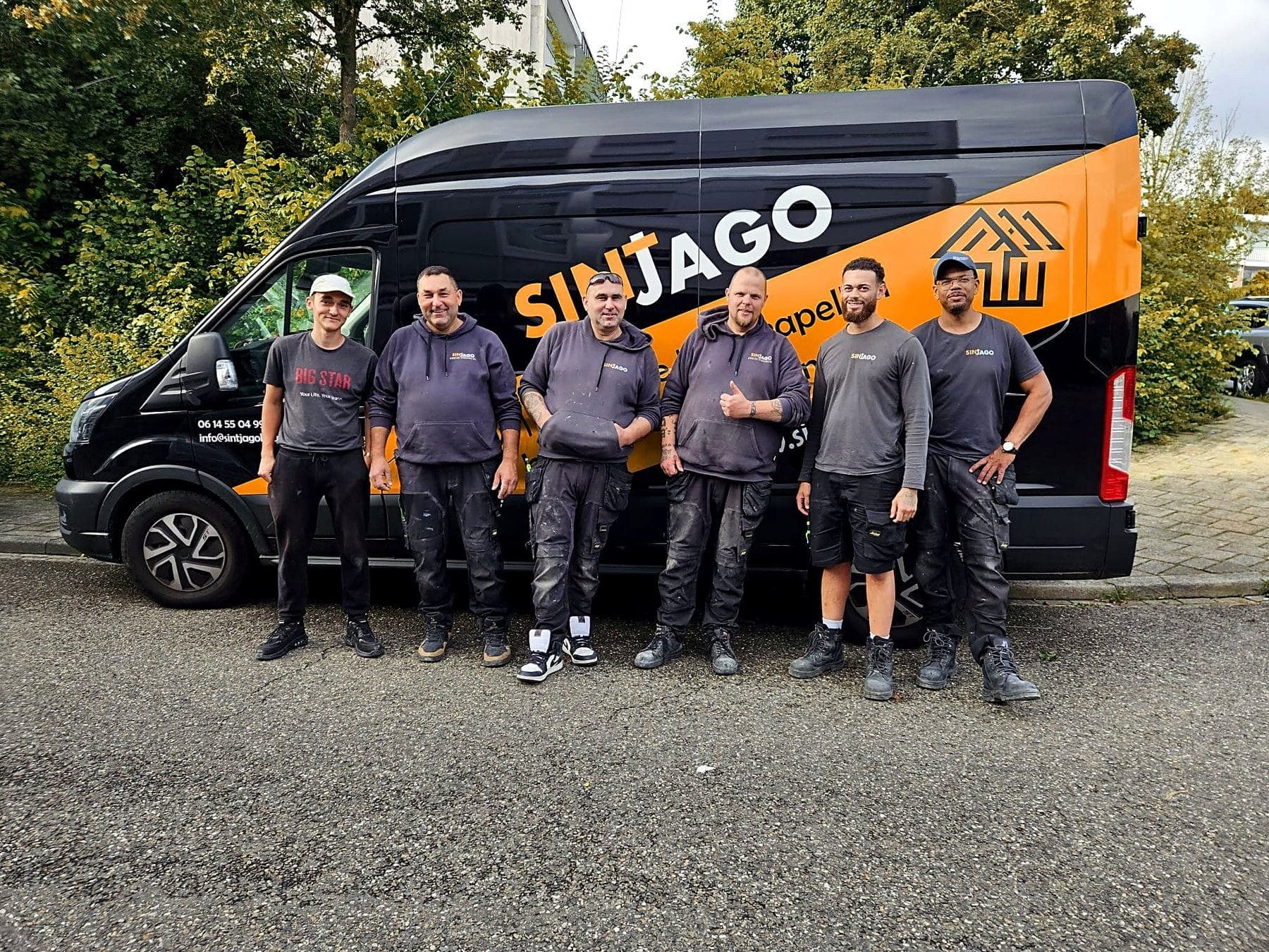 Het eigen montageteam van Sintjago Kozijnen voor de bedrijfsbus